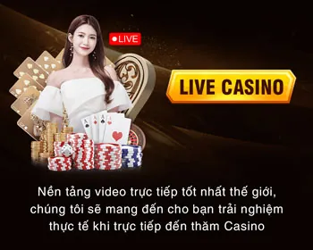 Hình ảnh casino trực tuyến tại Win55 với bàn Baccarat và dealer xinh đẹp